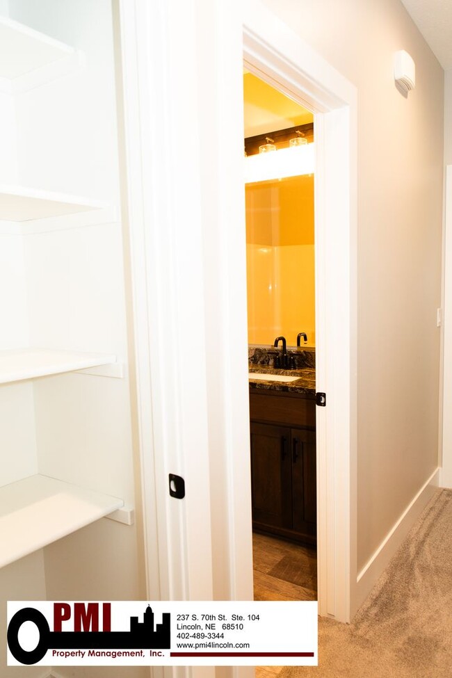 Building Photo - 5 Bedroom and 3 Bathroom House