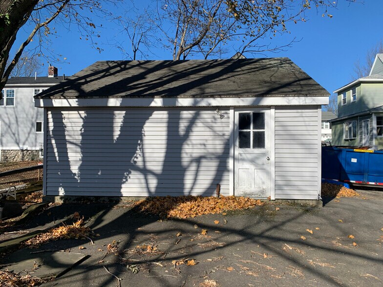 Building Photo - 468 Massasoit Rd