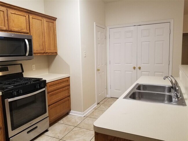 Building Photo - 2928 Thrushwood Dr