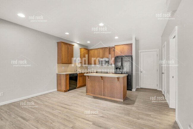 Building Photo - 1710 N Willamette Rd