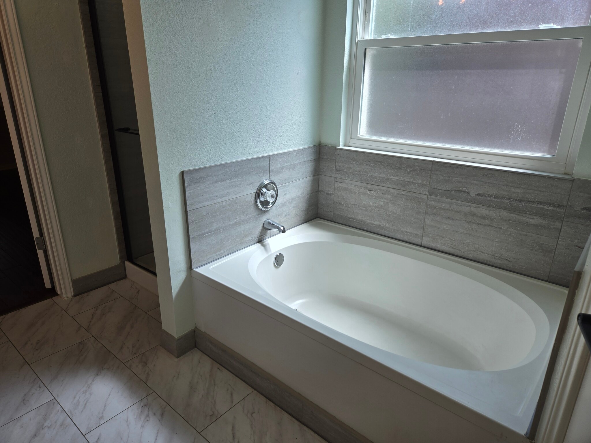 Soaking tub - 1803 Baranco Way