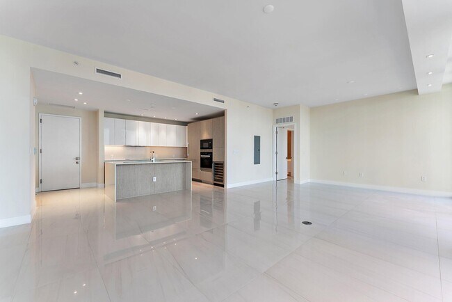 Building Photo - 3100 N Ocean Dr