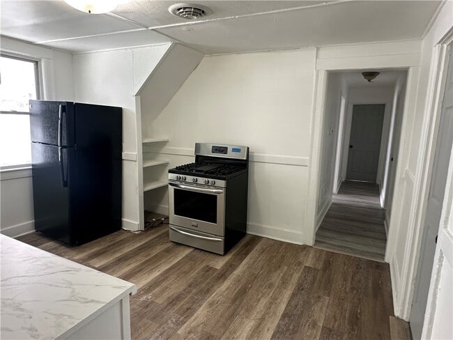 Building Photo - 557 Glide St