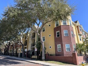 Building Photo - Spacious 1bedroom 1 bath condo in The Quar...