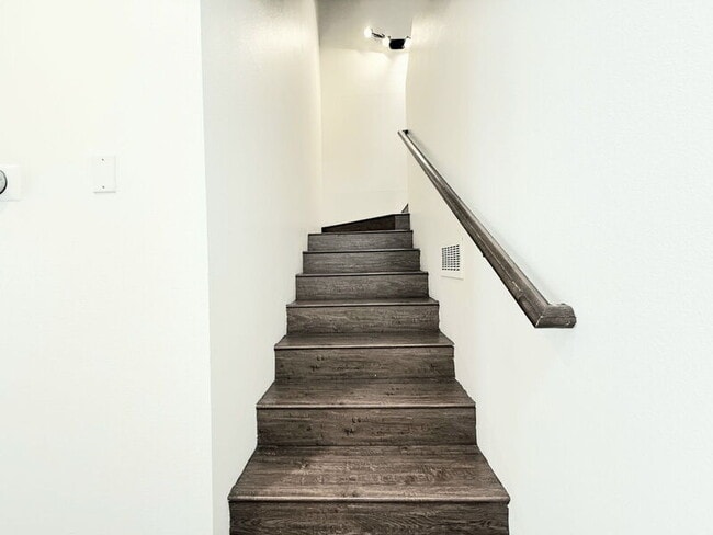 Building Photo - 809 E Acacia Ave