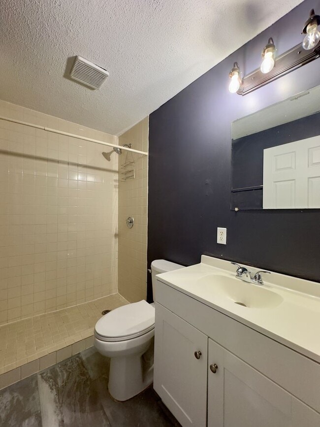 Building Photo - Charming 2 Bedroom/2 Bathroom Townhome in ...