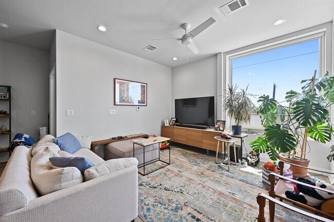 Building Photo - 1800 E 4th St