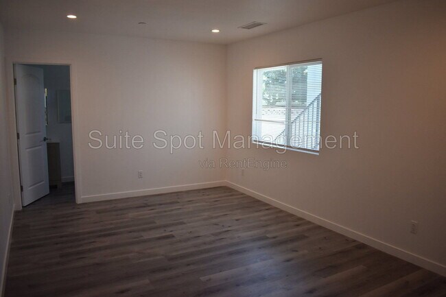 Building Photo - 815 Lees Ave