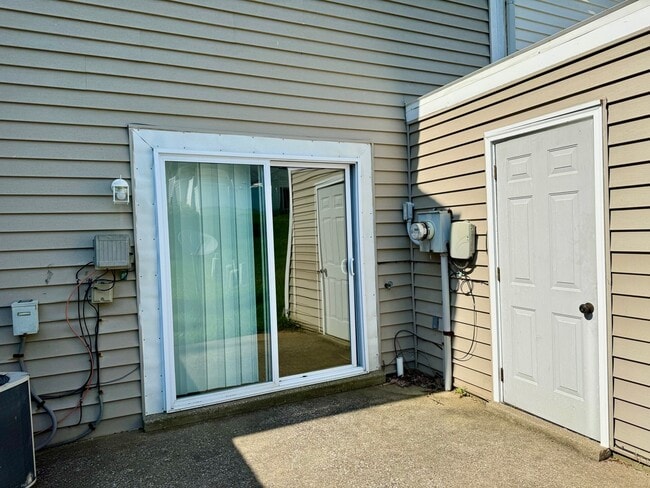 Building Photo - Awesome Condo!! 2 Bed/1.5 Bath! 1100 sq.ft...