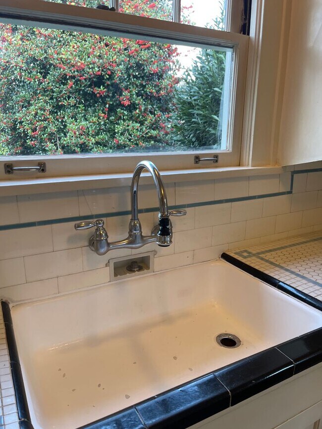 Building Photo - Cro02 - NW Northrup