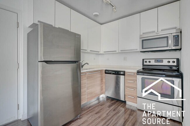 Primary Photo - 925 W Carmen Ave