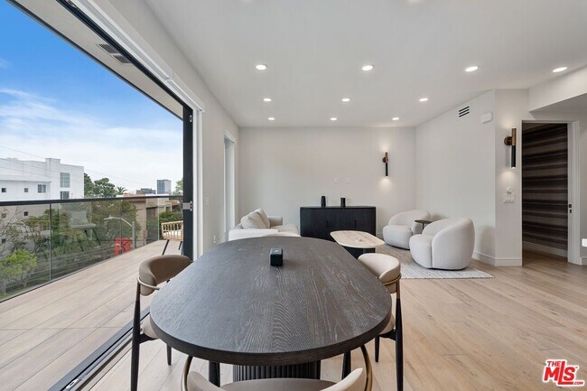 Building Photo - 505 S Barrington Ave