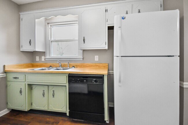 Building Photo - Pet Friendly Three Bedroom!