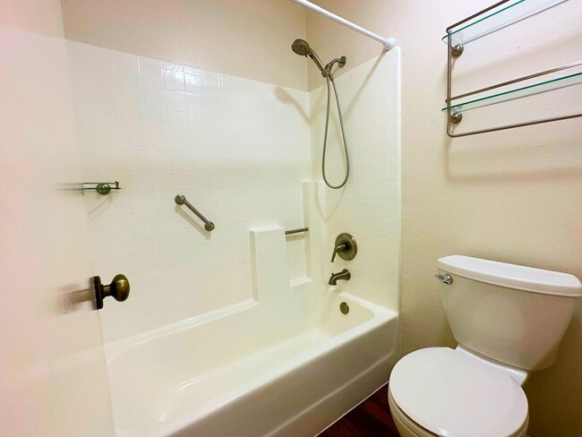 Building Photo - Lovely Spacious Eastlake Condo