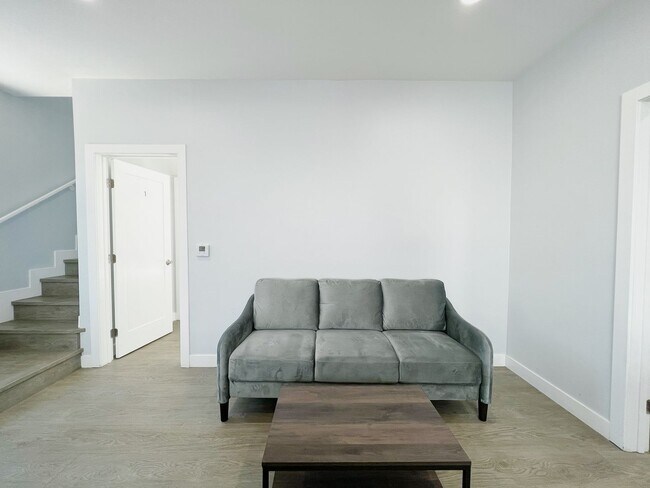 Building Photo - 2641 S Budlong Ave