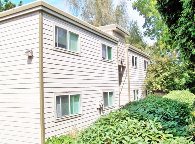 Building Photo - Close-in SE Spacious 3-Bed + A/C Ready Late July!