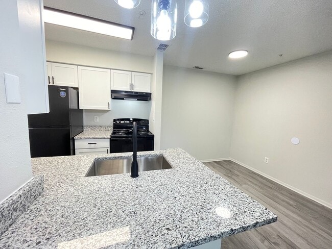Building Photo - Fully Renovated 1-Bedroom, 1-Bath Condo in...