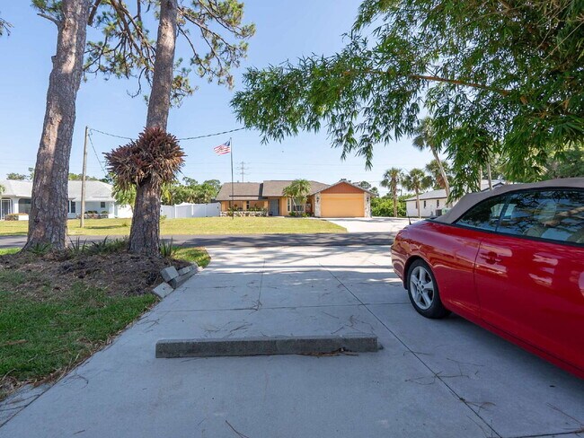 Building Photo - Luxury Seasonal Furnished Rental "Charming...