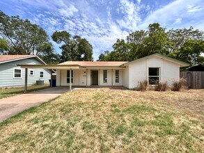 Building Photo - 4 Bed / 2 Bath Home with Covered Porch, Su...