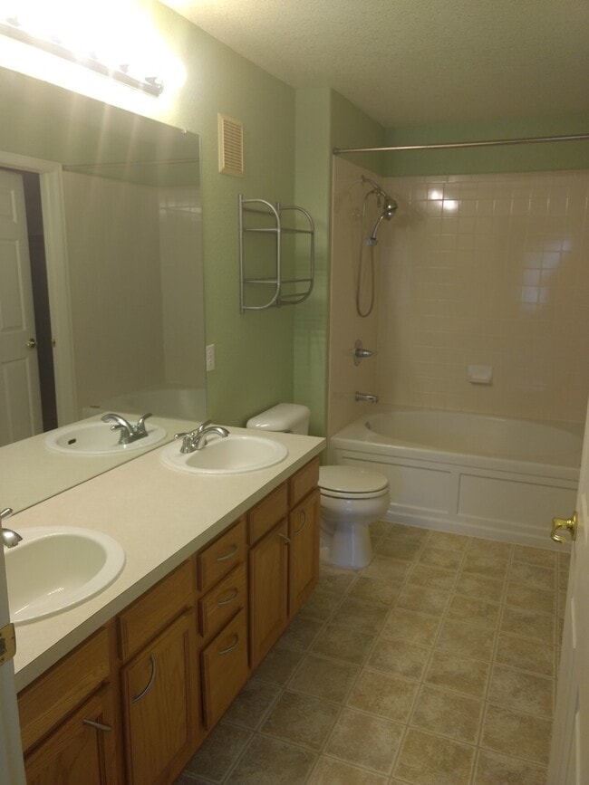 Building Photo - Inviting 2 Bedroom 2 Bath Top Floor Condo - Available August 10!
