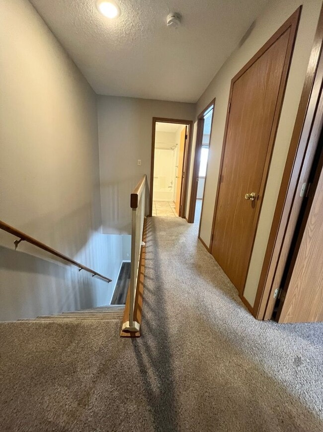 Building Photo - Spacious End Unit 2 Bed/1 Bath Townhome!