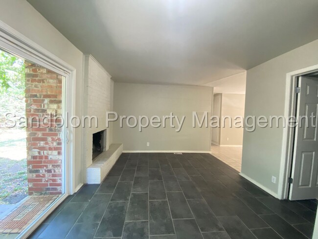 Building Photo - FOR LEASE | Midtown | 3 Bed, 2 Bath Duplex...