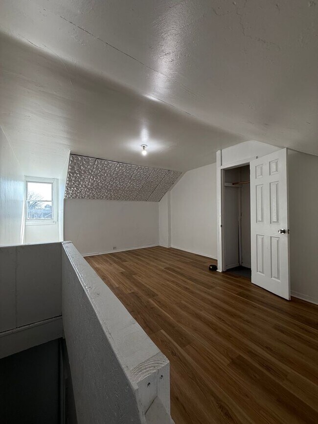 Building Photo - Large Home for family