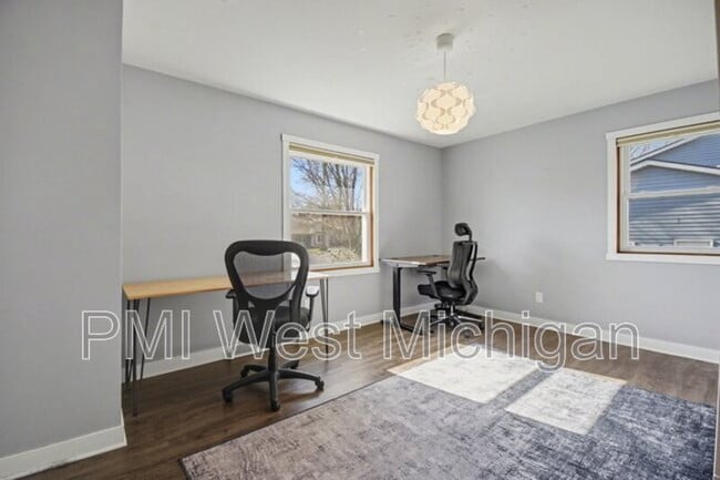 Building Photo - 6593 Crownpointe Dr SW