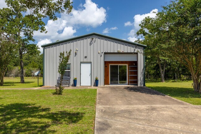 Building Photo - 1072 Papenberg Rd