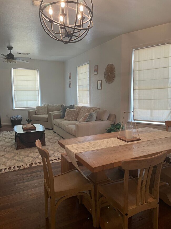 Building Photo - Great short term stay property! Nightly to monthly stays available!!