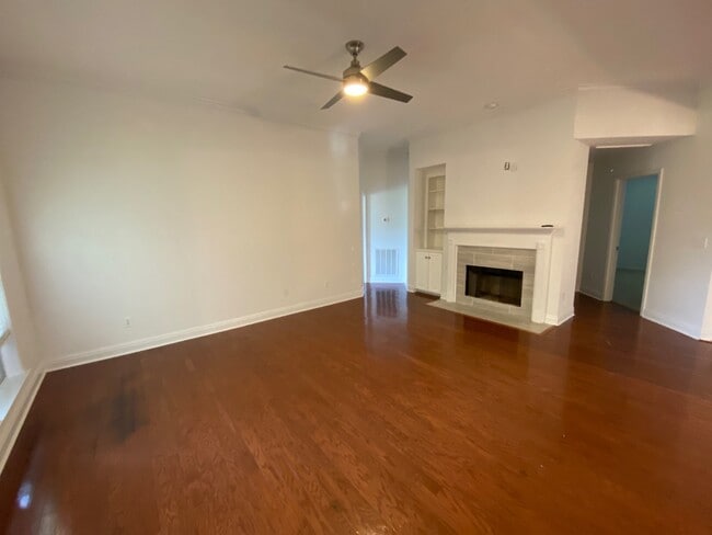 Building Photo - 1307 Hallwood Ln