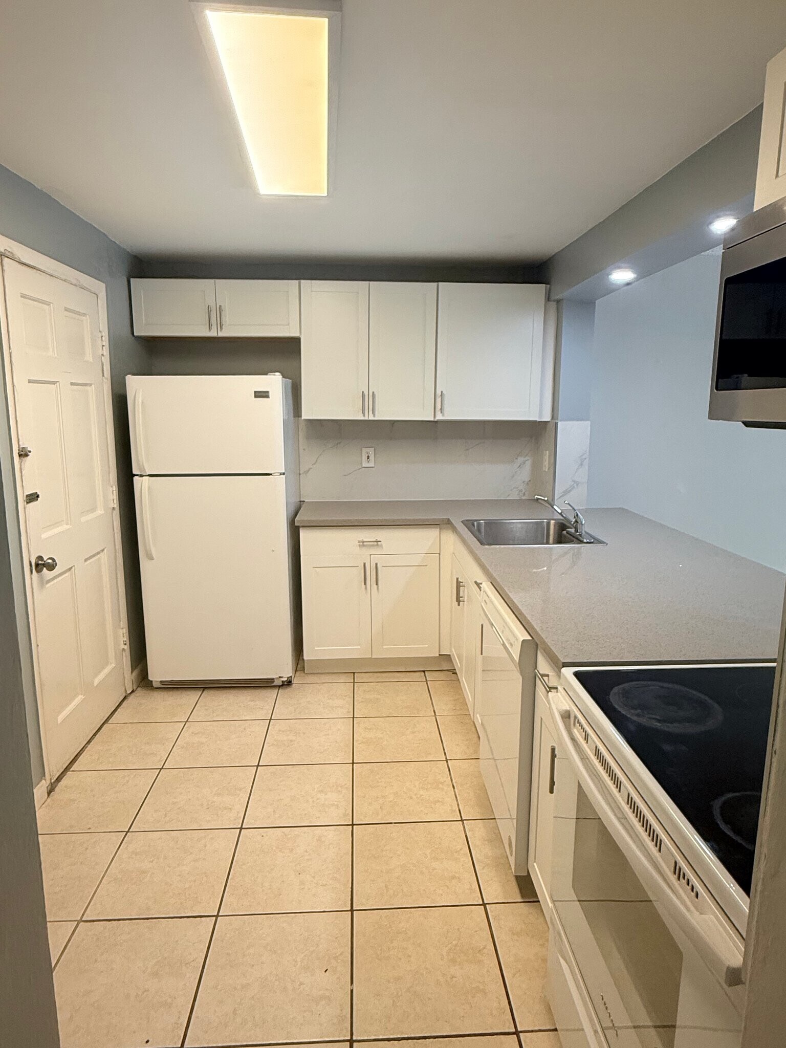 Building Photo - 9611 SW 77th Ave