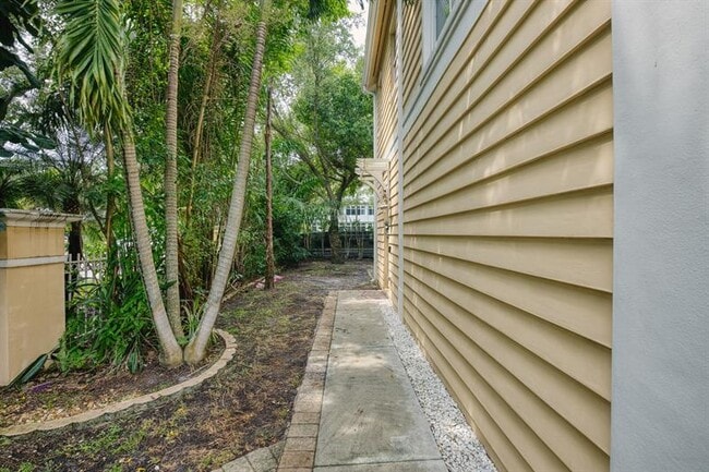 Building Photo - 545 SW 18th Ave