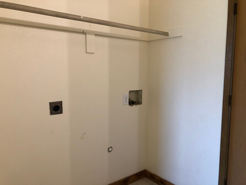 Building Photo - 605 Princeton Ave N