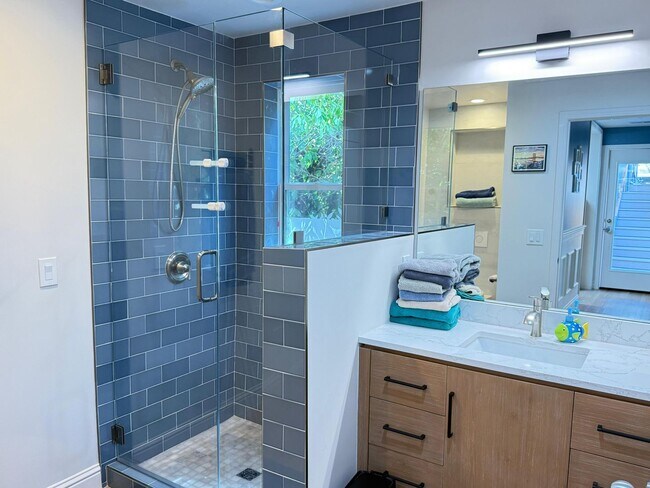 Building Photo - Spacious 5BD/2BA Home in San Carlos with S...