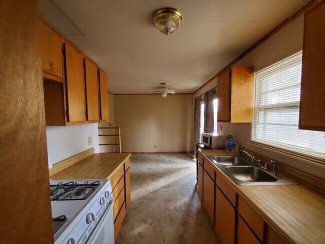 Kitchen/dining room - 121 Warwick St