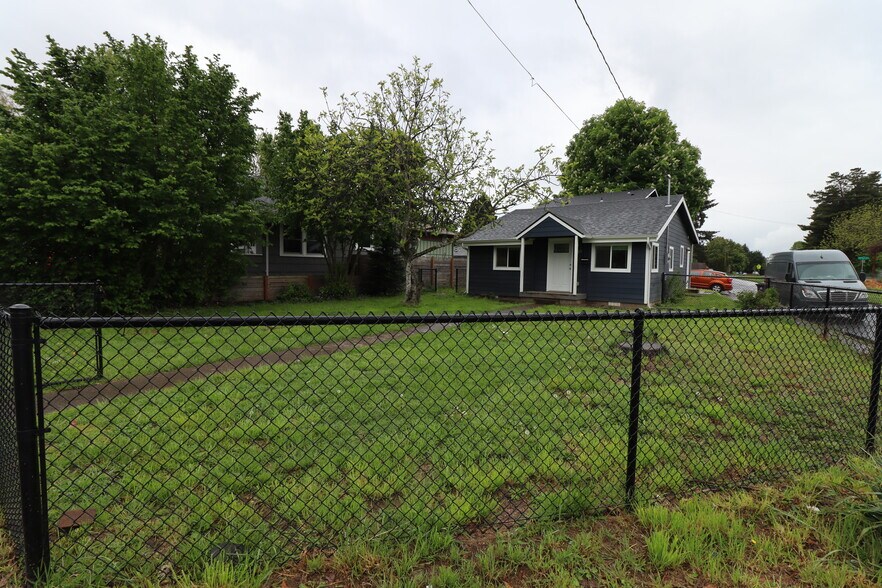 Building Photo - 625 25th St SE