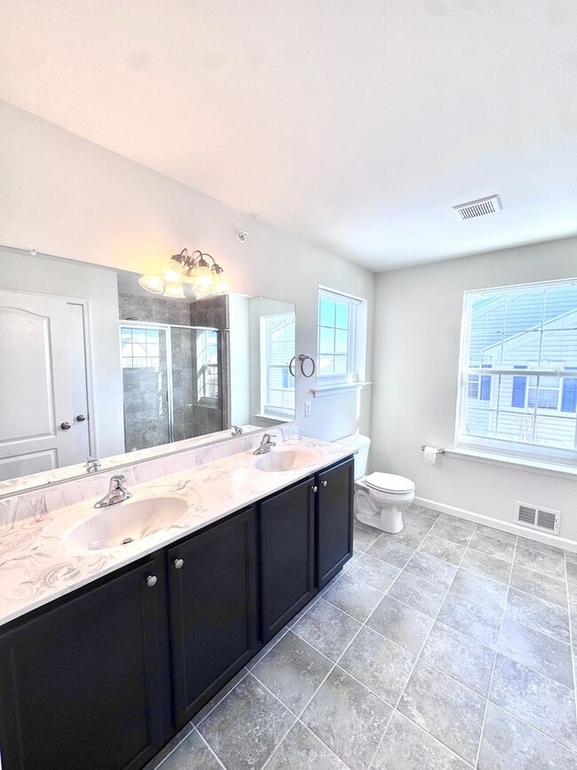 Building Photo - THREE BEDROOM TOWNHOME- PARKLAND SCHOOLS!