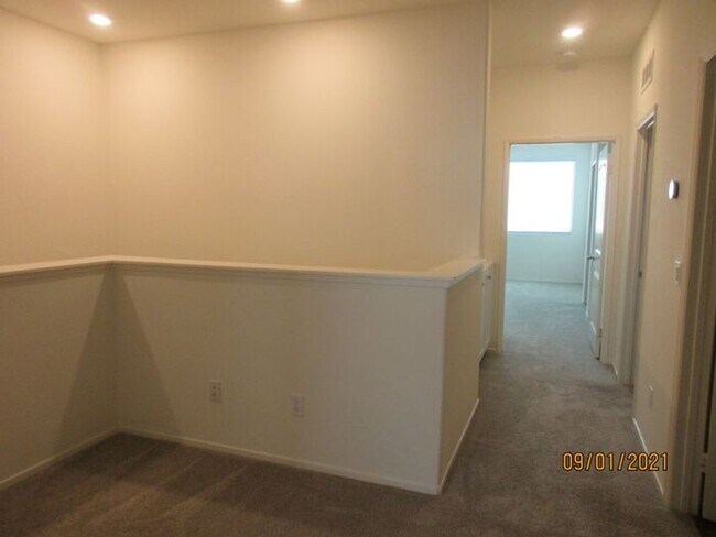 Building Photo - 30316 Town Square Dr