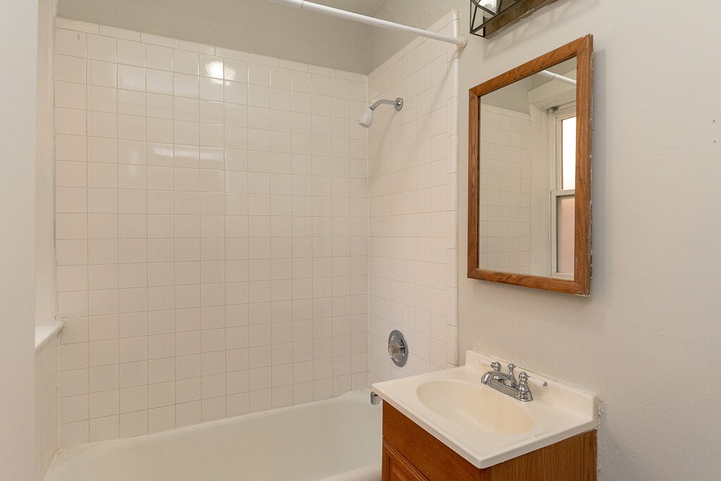 Building Photo - 516 W Melrose St