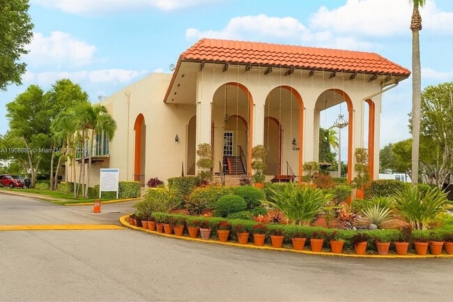 Building Photo - 10824 N Kendall Dr