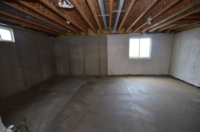 Building Photo - Desirable Brook Run Village Home!