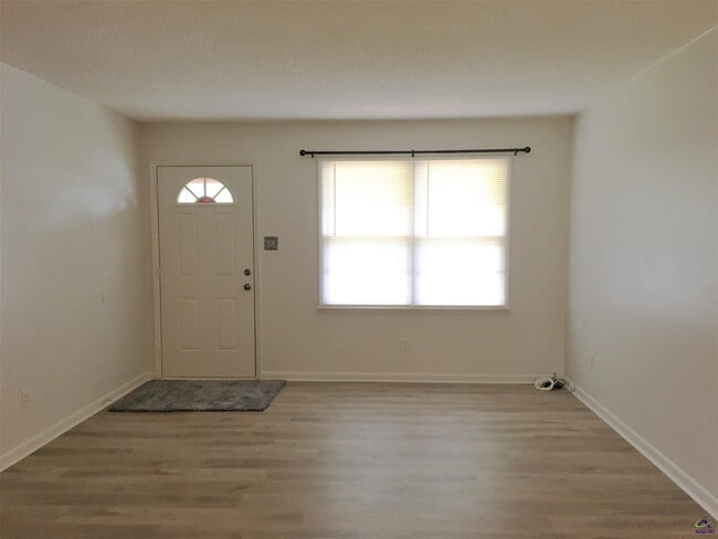 Building Photo - 208 Ivelyn Dr