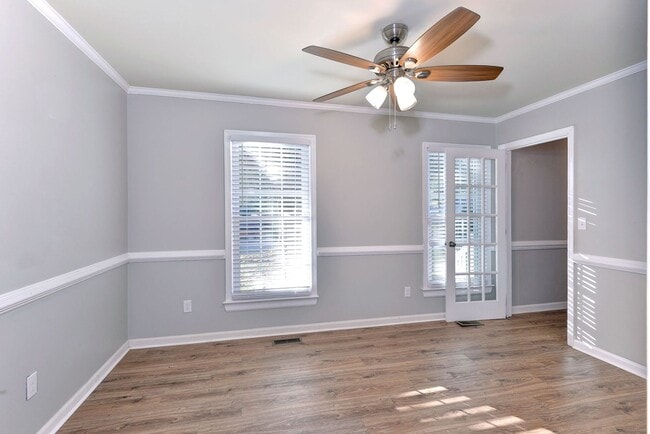 Building Photo - Updated, Spacious, Large Backyard in Newpo...