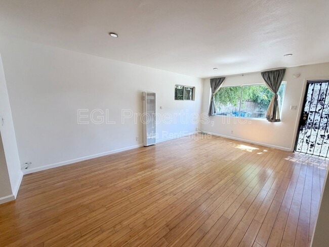 Building Photo - 362 N San Vicente Blvd