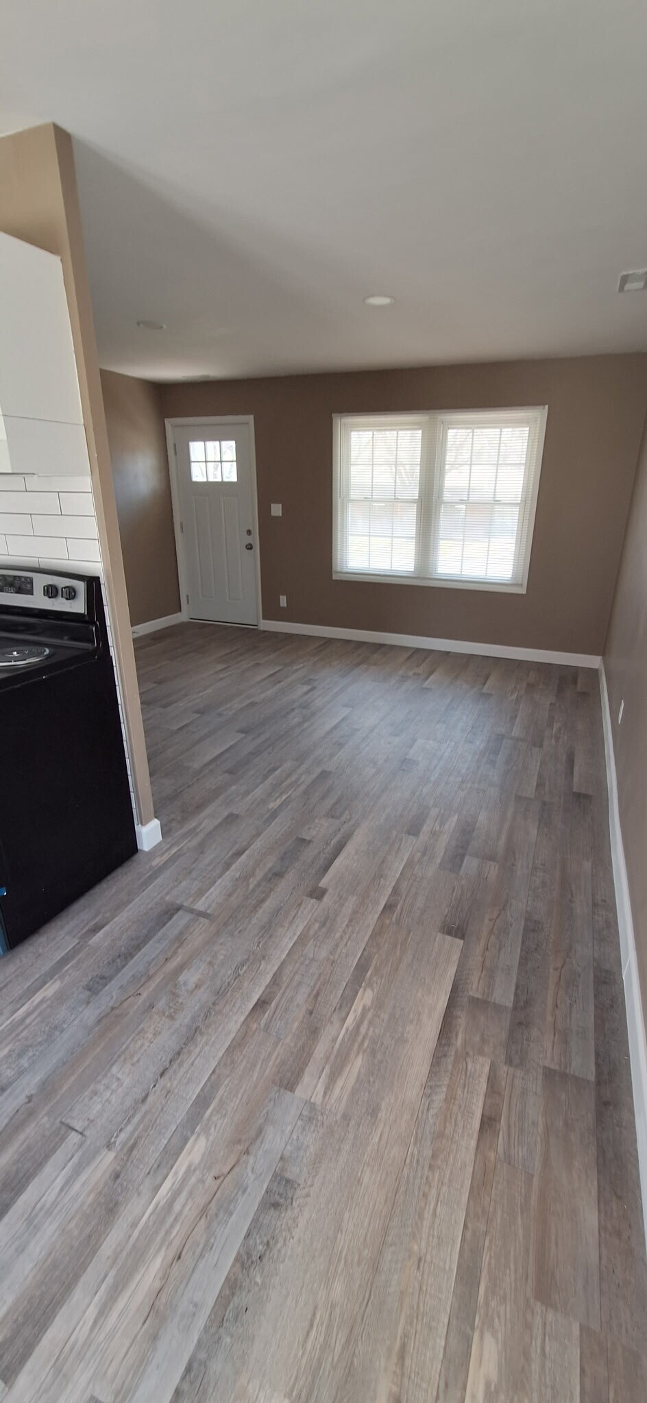 Building Photo - 404 E 3rd Dr S