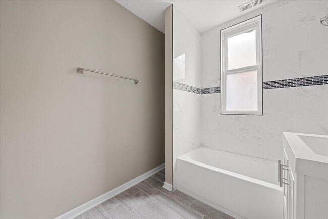 Building Photo - 1756 N Karlov Ave