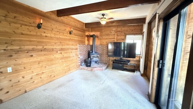 Building Photo - Large 3 Bedroom, 3 Bath Rental with Garage and Bonus Room