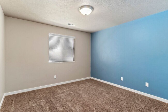Building Photo - 3 Bed 2.5 Bath Layton Townhome