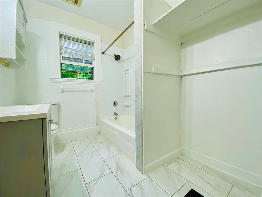 Building Photo - 18 Montvale Ave
